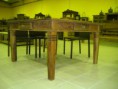 Mesa Quadrada 4 gavetas com restos de tinta, em Canela